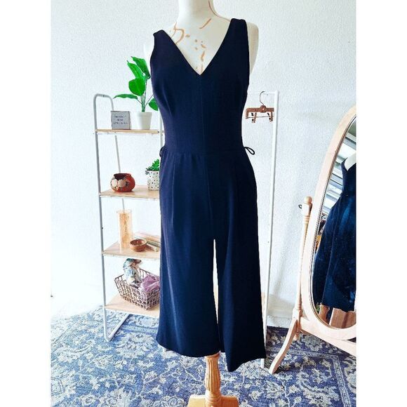 Stylish Black Sleeveless Capri Jumpsuit - Picture 1 of 5